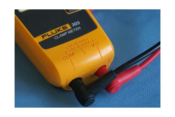 Клещи токоизмерительные FLUKE 303 00000003090 в Уфе