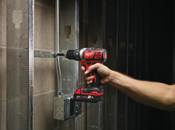 Аккумуляторная безударная дрель-шуруповерт Milwaukee M18 BDD-402C 4933443565