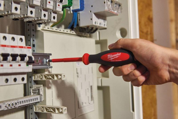 Отвертка Milwaukee  изолированая VDE PH1 x80, шт