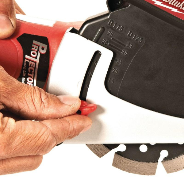 Угловая шлифмашина с системой пылеудаления Milwaukee AGV 15-125XС DEC-SET 4933448025