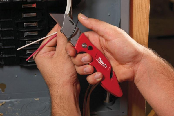 Нож Milwaukee многофункциональный выкидной NEW  48229901