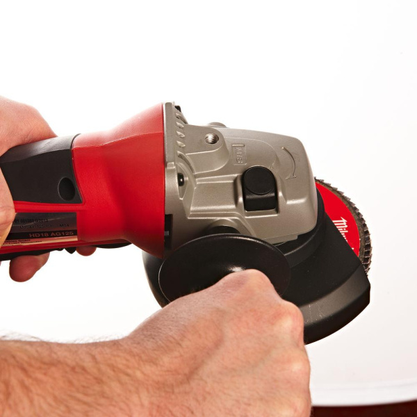 Аккумуляторная угловая шлифмашина Milwaukee HD18 AG125-402С 4933441507