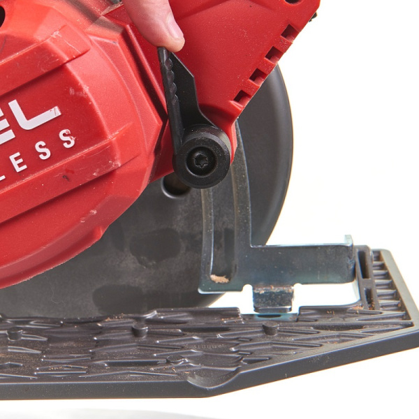 Аккумуляторная циркулярная пила Milwaukee M18 FCS66-121C FUEL 4933464586