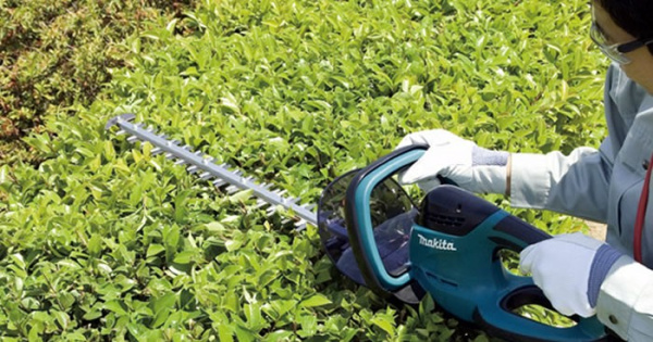 Электрические ножницы для живой изгороди Makita UH4261 в Екатеринбурге