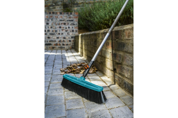 Комплект Gardena щетка для дорожек + Рукоятка деревянная 130 см  03622-36.000.00 в Уфе 